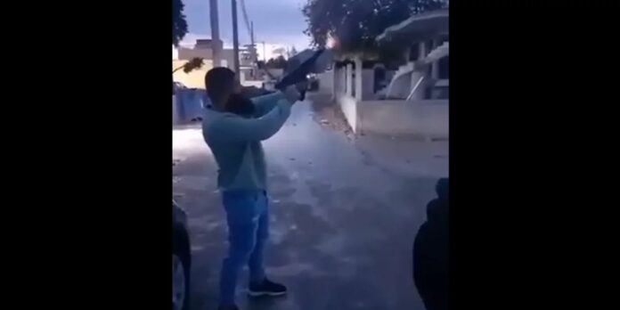 Μέγαρα: Ρομά σε καταυλισμό πυροβολούν στον αέρα με με υποπολυβόλο! (video)