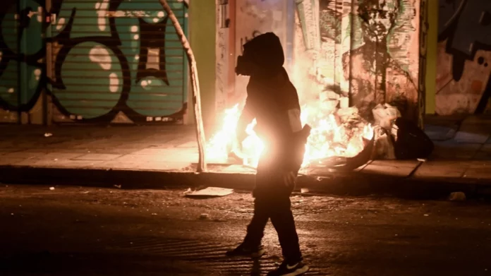 Επεισόδια στα Εξάρχεια: Άγνωστοι έριξαν μολότοφ σε αυτοκίνητα της ΕΛΑΣ