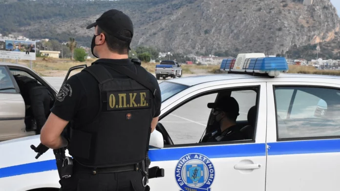 Χειροπέδες σε δύο διακινητές μεταναστών σε περιοχές του Έβρου – Μετέφεραν παράνομα 4 αλλοδαπούς