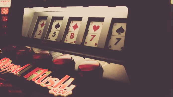 Θεσσαλονίκη: Tους έπιασαν να παίζουν παράνομα παιχνίδια μέσω διαδικτύου σε καφετέρια – 11 συλλήψεις