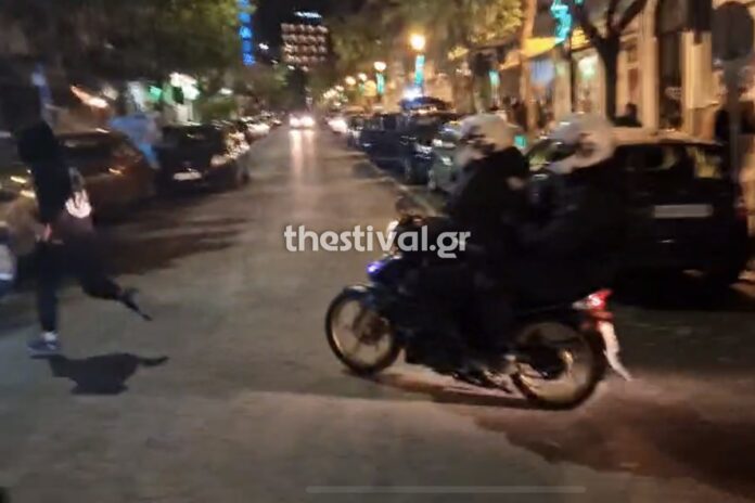 Καρέ καρέ η προσαγωγή κουκουλοφόρου μετά από καταδίωξη στη Θεσσαλονίκη (video)