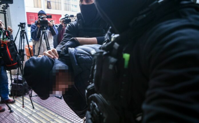 Ρέντης: Προθεσμία για να απολογηθεί πήρε ο 18χρονος που έριξε τη ναυτική φωτοβολίδα στον αστυνομικό