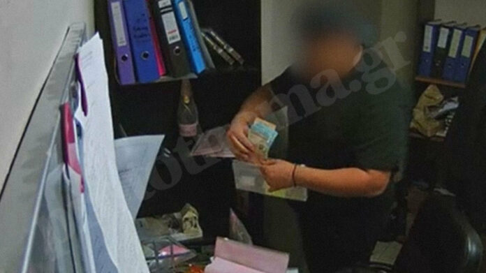 Βίντεο-ντοκουμέντο: Η στιγμή που 16χρονος Ρομά «αδειάζει» φακέλους με χρήματα από τα γραφεία στην Πανόρμου