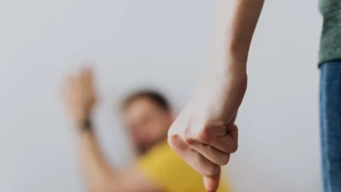 Ασπρόπυργος: 15χρονος δέχθηκε άγρια επίθεση έξω από Λύκειο – Τον περίμεναν 20 άτομα