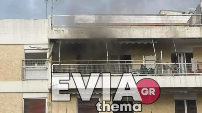 Φωτιά σε διαμέρισμα στη Χαλκίδα – Απεγκλώβισαν μια γυναίκα σε λιπόθυμη κατάσταση