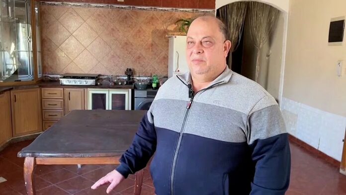 Γάζα: Παλαιστίνιος γιατρός αναγκάστηκε να κόψει το πόδι της ανιψιάς του χωρίς αναισθησία σε κουζίνα