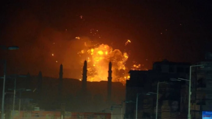 HΠΑ και Βρετανία άρχισαν να πλήττουν θέσεις των Χούτι – Εκρήξεις στην πρωτεύουσα της Υεμένης