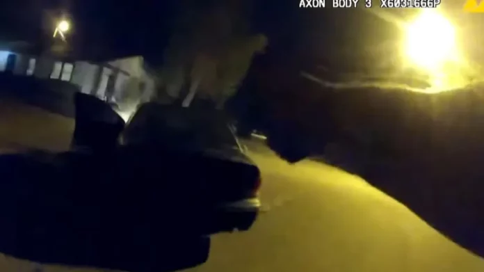 ΗΠΑ: Αστυνομικός πυροβόλησε και σκότωσε 45χρονη όταν έφυγε από έλεγχο – Κατηγορείται για δολοφονία