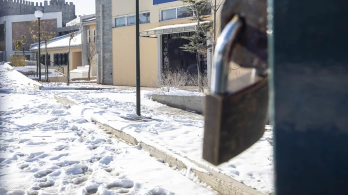 Κακοκαιρία: Ποια σχολεία της χώρας θα παραμείνουν κλειστά και πού θα γίνει τηλεκπαίδευση την Τετάρτη
