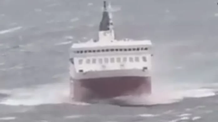 Τα κύματα «καταπίνουν» το Fast Ferries Andros – Μάχη με τα μποφόρ, δείτε βίντεο
