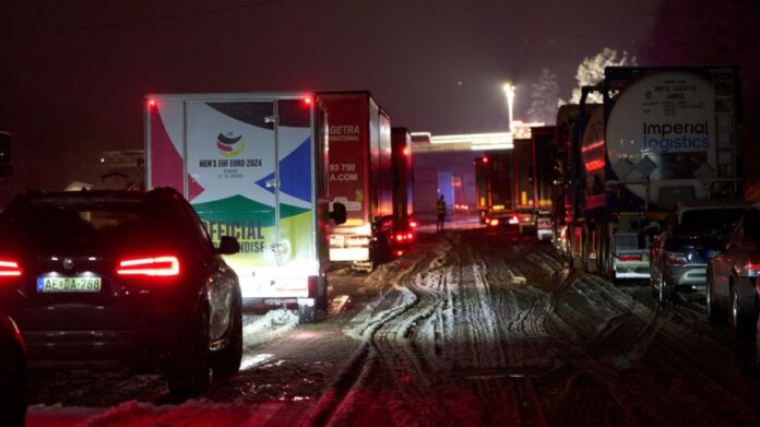 Γερμανία: Η κακοκαιρία «Γερτρούδη» ταλαιπωρεί την κεντρική χώρα – Αυτοκίνητα εγκλωβίστηκαν σε αυτοκινητόδρομους από το χιόνι