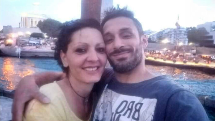 Θεσσαλονίκη: Ενέδρα έστησαν στη Γεωργία ο σύντροφός της και ο φίλος του – Την έδεσαν με χειροπέδες πριν τη μαχαιρώσουν