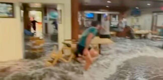 ΗΠΑ: Η στιγμή που πελώρια κύματα «καταπίνουν» εγκαταστάσεις στρατιωτικής βάσης των ΗΠΑ στις νήσους Μάρσαλ