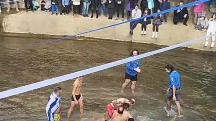 Θεοφάνια: «Πιάστηκαν» στα χέρια για τον σταυρό στα Τρίκαλα – «Θα σκοτωθούν τώρα» σχολίασε ο Μητροπολίτης – (video)