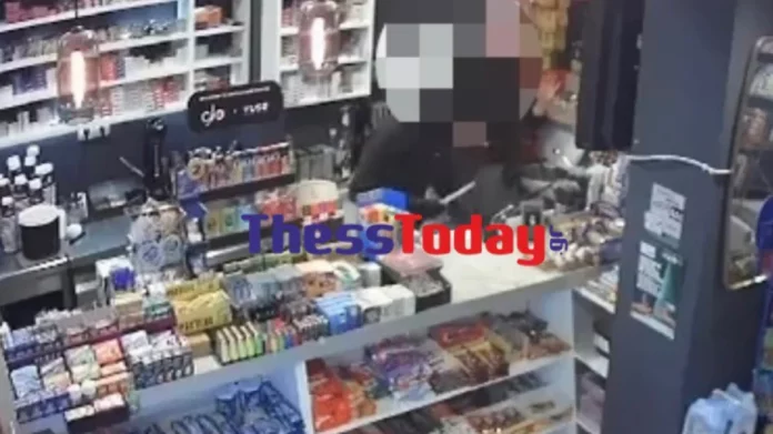 Θεσσαλονίκη: Καρέ-καρέ η ληστεία με μαχαίρι σε μίνι μάρκετ – Πήρε 700 ευρώ σε 30 δευτερόλεπτα