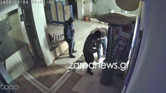 Χανιά: Βίντεο με κουκουλοφόρους να σπάνε ψυγείο σε εστιατόριο – Στόχος διάρρηξης για 4η φορά