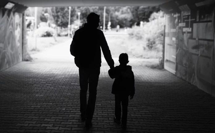 Για 11 χρόνια μεγάλωνε παιδί ξένου ως δικό του – «Η κοπέλα μου με ξεγέλασε για τα λεφτά»