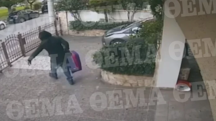 Μέρα μεσημέρι μπαίνουν σε πολυκατοικία στο Περιστέρι για να κλέψουν σωλήνες φυσικού αερίου – Δείτε βίντεο