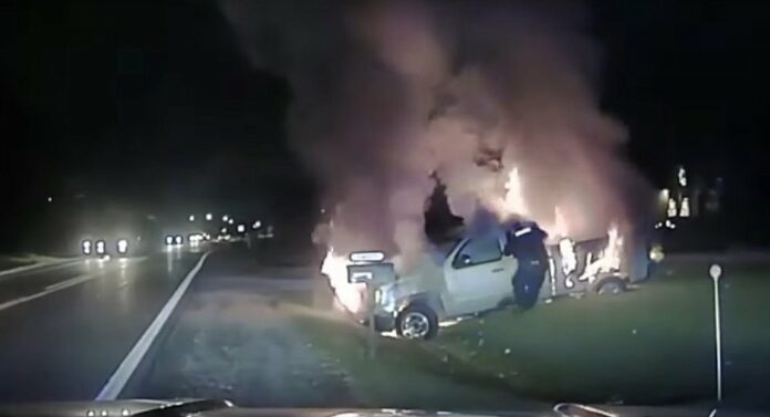 Aγώνας ενάντια στο χρόνο. Αστυνομικός σώζει γυναίκα από φωτιά – (VIDEO)