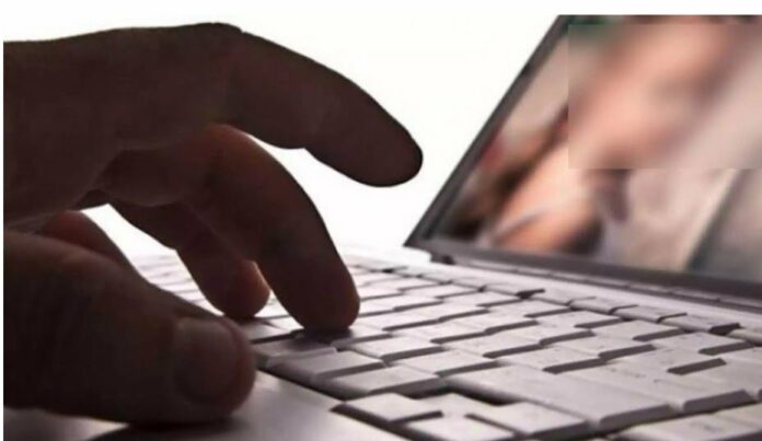 Βόλος: Δημοσίευσαν στο Facebook γυμνές φωτογραφίες ζευγαριού – Τι περιγράφει το θύμα