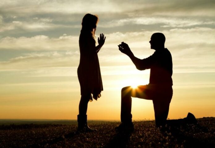 Χαμός με 25χρονη που απέρριψε την πρόταση γάμου του συντρόφου της – «Ήθελα να με ζητήσει μπροστά στην οικογένεια μου»