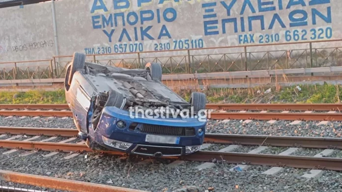 Θεσσαλονίκη: ΙΧ ντελαπάρισε στις γραμμές του ΟΣΕ και το εγκατέλειψαν – Δείτε φωτογραφίες