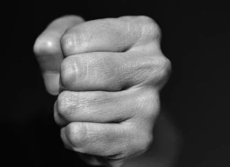 Απίστευτο περιστατικό στο Βόλο: 42χρονος ξυλοκόπησε την σύντροφό του επειδή τον ξύπνησε