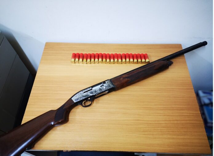 Ημαθία: Είχαν στα σπίτια τους πιστόλι και κλεμμένη καραμπίνα – Δύο συλλήψεις (φωτο)