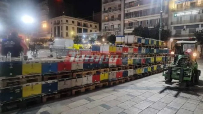 Συμβολική διαμαρτυρία από μελισσοκόμους στην Πάτρα: Έστησαν κυψέλες στην πλατεία Γεωργίου – (ΦΩΤΟ)