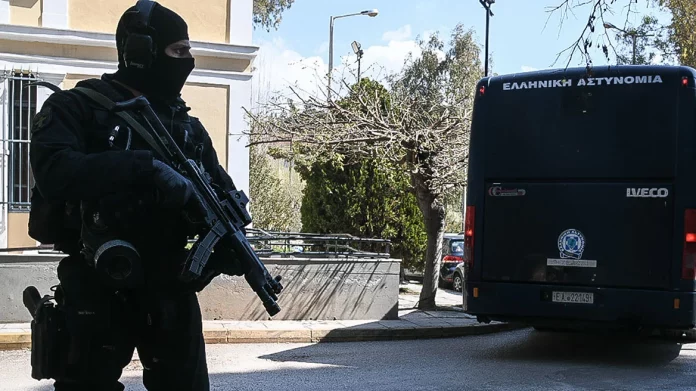 Εννέα ποινικοί, αναρχικοί και κρατούμενοι στο μικροσκόπιο της Αντιτρομοκρατικής για 3 επιθέσεις
