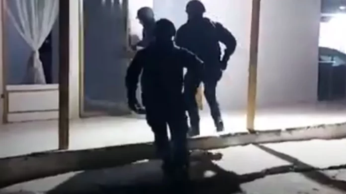Επιχείρηση ΕΚΑΜ, ΟΠΚΕ και ΜΑΤ στη Δυτική Αττική – Δείτε βίντεο από την έφοδο σε καταυλισμό