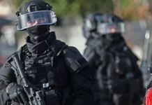 Νίκαια: Τέλος η ομηρεία με 44χρονη γυναίκα – Η ΕΚΑΜ συνέλαβε έναν άνδρα Επιχείρηση της Αντιτρομοκρατικής στην Αθήνα - Οκτώ προσαγωγές για την έκρηξη στα Πετράλωνα