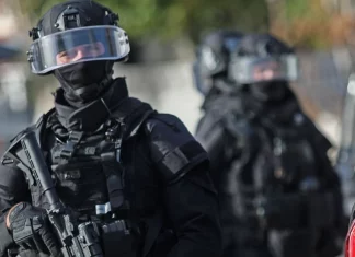 Νίκαια: Τέλος η ομηρεία με 44χρονη γυναίκα – Η ΕΚΑΜ συνέλαβε έναν άνδρα Επιχείρηση της Αντιτρομοκρατικής στην Αθήνα - Οκτώ προσαγωγές για την έκρηξη στα Πετράλωνα