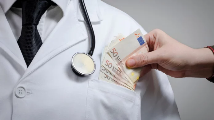 Θεσσαλονίκη: Καταδικάστηκε πλαστικός αγγειοχειρούργος που έπαιρνε φακελάκια από ασθενείς για να τους χειρουργήσει