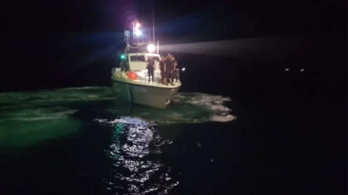 Αρτέμιδα: Συναγερμός στο Λιμενικό για τον απεγκλωβισμό πατέρα και του 11χρονου γιου του από νησίδα