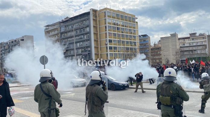 Θεσσαλονίκη: Επεισόδια στο κέντρο – Πέτρες, μολότοφ και χημικά έξω από τον ΟΣΕ (φωτο & video)