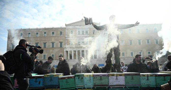 Με κυψέλες έξω από τη Βουλή, φορτηγά και καπνιστήρια στο Σύνταγμα οι μελισσοκόμοι – Δείτε βίντεο και φωτογραφίες