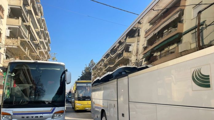 Θεσσαλονίκη: Διαμαρτυρία στο κέντρο της πόλης με πάνω από 100 τουριστικά λεωφορεία