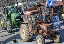 Αγρότες έσπασαν τον αστυνομικό κλοιό στο ύψος του Κάστρου, ταλαιπωρία στην Ιονία οδό από το μπλόκο στο Αγγελόκαστρο