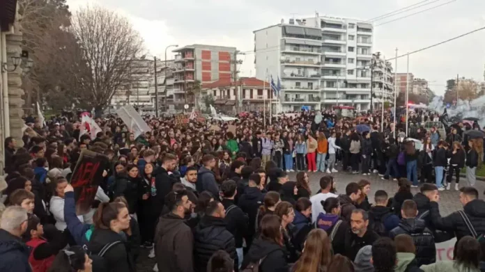 Τρίκαλα: Χιλιάδες πολίτες στους δρόμους ζητούν δικαίωση για τα θύματα των Τεμπών – (ΦΩΤΟ)