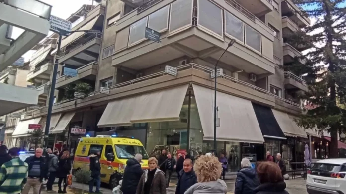 Τρίκαλα: Γυναίκα απειλούσε ότι θα αυτοκτονήσει από τον 3ο όροφο πολυκατοικίας