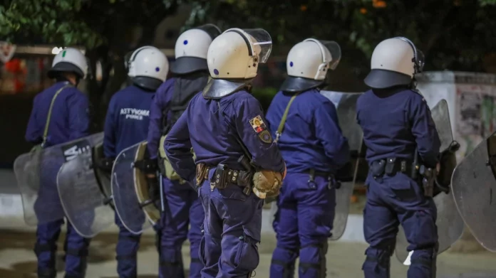 Θεσσαλονίκη: «Μπλόκο» της ΕΛ.ΑΣ. στη συγκέντρωση διαμαρτυρίας για την αφίσα της ταινίας «Αδέσποτα Κορμιά»