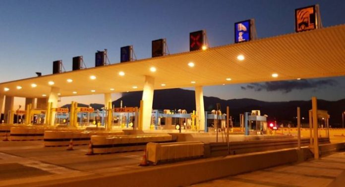 Αχαΐα: Τροχαίο στο Ρίο – Αυτοκίνητο έπεσε πάνω στο σταθμό των διοδίων