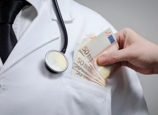 «Είμαι αθώος, έχω πέσει θύμα σκευωρίας», ισχυρίζεται ο οφθαλμίατρος στην Άρτα που κατηγορείται ότι ζήτησε και πήρε «φακελάκι» από ασθενή Δυτική Ελλάδα: Συνελήφθη γιατρός - Χορηγούσε ψευδείς ιατρικές βεβαιώσεις σε αλλοδαπούς έναντι αμοιβής από φαρμακευτικές