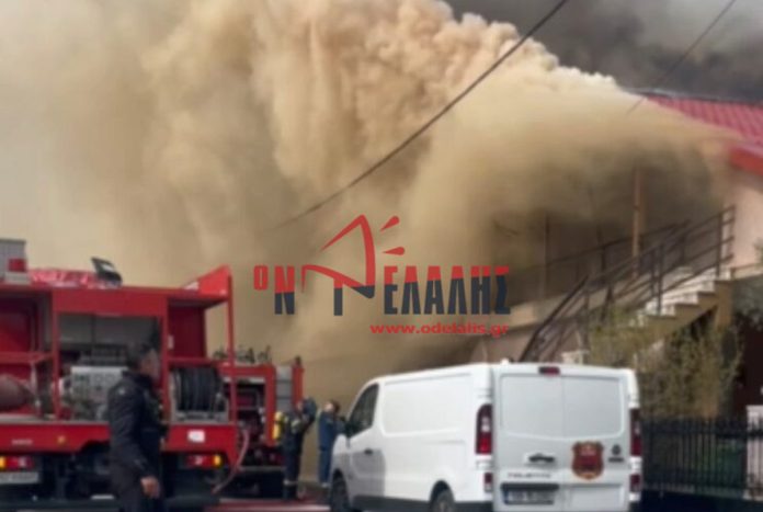 Κατερίνη: Στις φλόγες σκεπή κατοικίας στον οικισμό του Σταθμού (video)