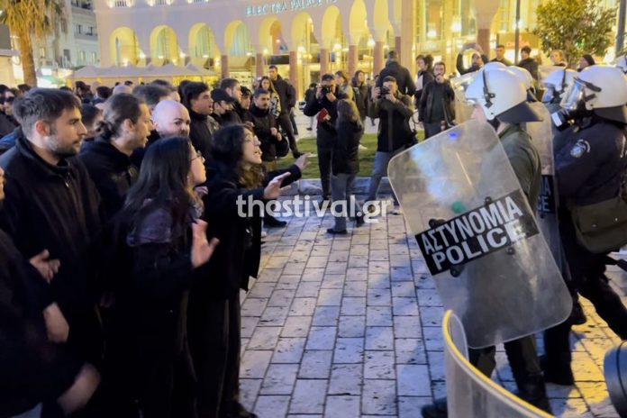 Θεσσαλονίκη: Αστυνομικοί απώθησαν διαδηλωτές έξω από το Ολύμπιον (video)