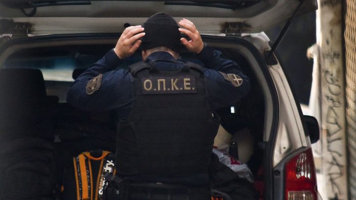 Ομάδα ΟΠΚΕ συνέλαβε νεαρό που είχε «χόμπι» να βάζει φωτιές στα Εξάρχεια