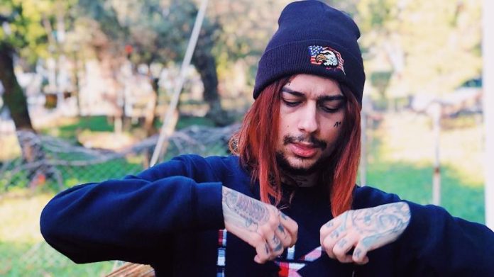 Sin Boy: Κουκουλοφόροι «μπούκαραν» στο κομμωτήριο που κουρευόταν και τον «έσπασαν» στο ξύλο… live (βίντεο)