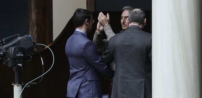 Σφαγή στα Τέμπη: Ένταση στα θεωρεία με συγγενή θύματος όταν μιλούσε ο Δ.Μαρκόπουλος – Παρενέβη η φρουρά