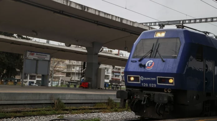Λιβαδειά: Τρένο ακινητοποιήθηκε στον σταθμό – Φωτιά κοντά στις γραμμές